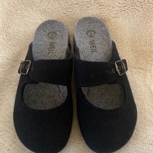 LIKE NEW DR ANDREW WEIL SHOES